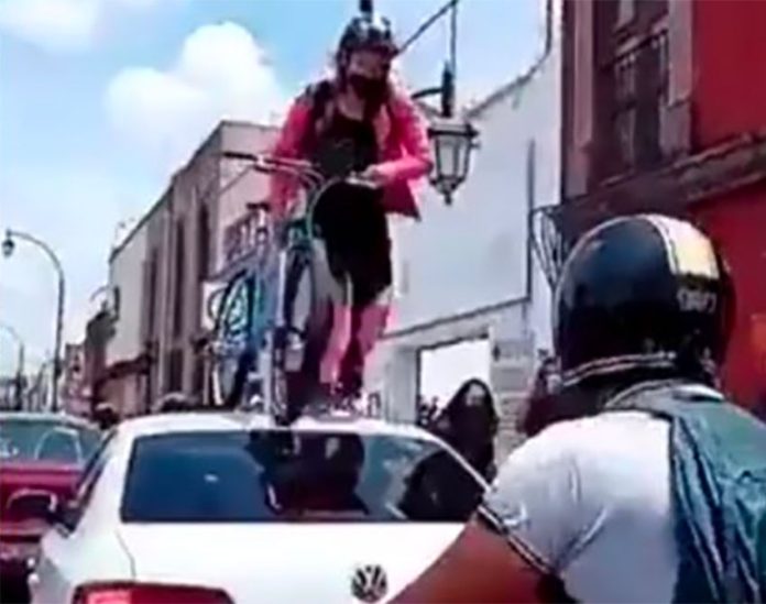 Cyclist makes a statement in Querétaro.
