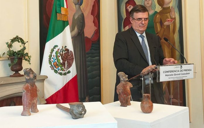 Foreign Minister Ebrard and the four pieces on display at a ceremony Friday in Paris.