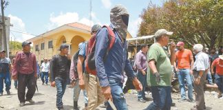 Members of El Machete self-defense group took control of the municipal government building mid-day on Monday.