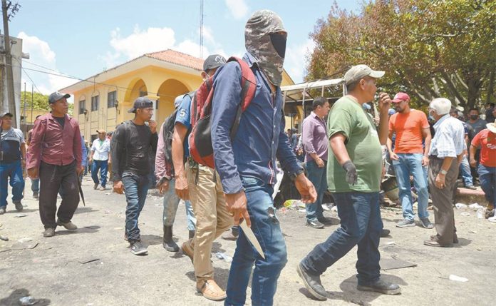 Members of El Machete self-defense group took control of the municipal government building mid-day on Monday.