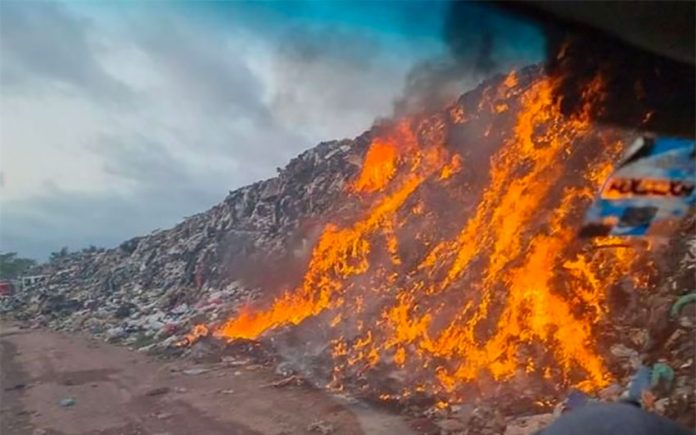 The fire at the dump in Rincón de Guayabitos