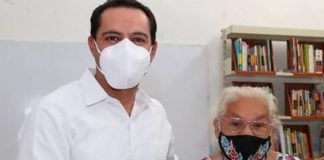 Primary school grad María Luisa Paredes and Governor Vila.