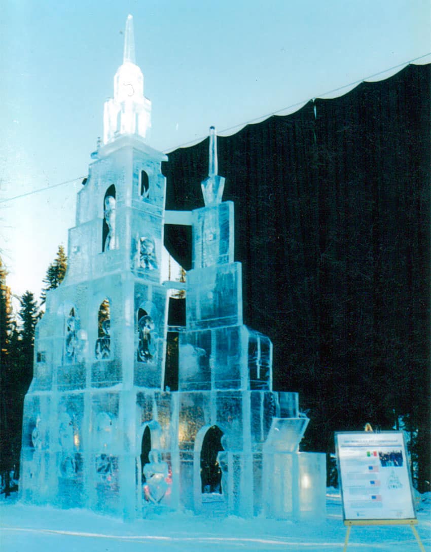 Pueblito Azul, an ice sculpture by Abel Ramírez.