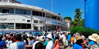 Protesters outside the sewer and water utility Monday in Acapulco.
