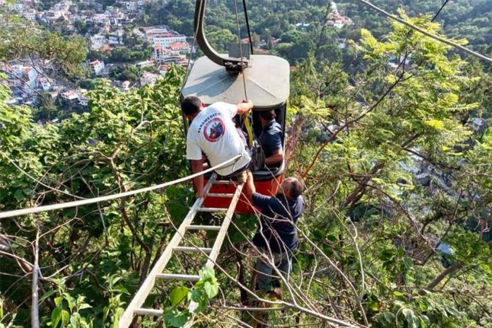 Rescue workers prepare to extract passengers from one of the Taxco cable cars.