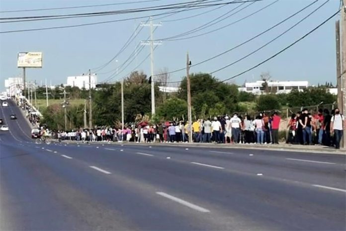 After vaccination opened for the 18-29 age bracket, vaccine centers in Reynosa, Tamaulipas saw long lines of young people eager to get the shot.