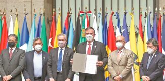 Marcelo Ebrard, center, with other signatories of the agreement to create a new space agency.