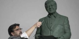 Oscar Ponzanelli with his statue of AMLO