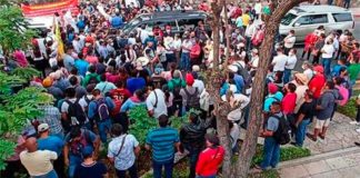 Protesting teachers delay the president's motorcade in Chiapas on Saturday.