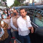 Protesters surround the president's vehicle Friday morning in Tuxtla Gutiérrez, Chiapas.