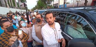 Protesters surround the president's vehicle Friday morning in Tuxtla Gutiérrez, Chiapas.