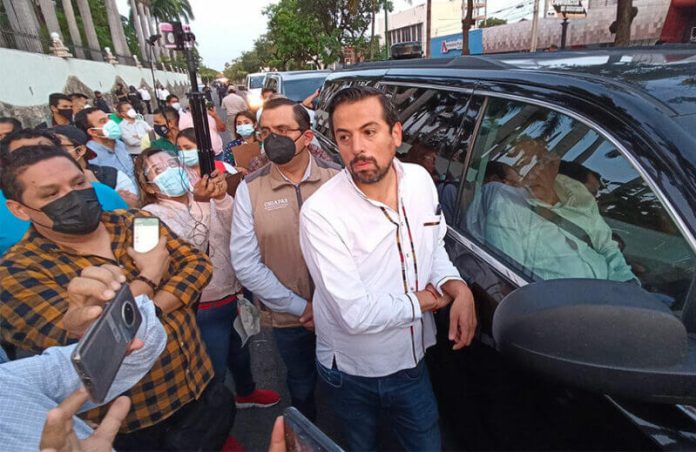 Protesters surround the president's vehicle Friday morning in Tuxtla Gutiérrez, Chiapas.