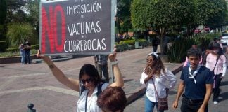 An anti-vaccination protest in Querétaro.