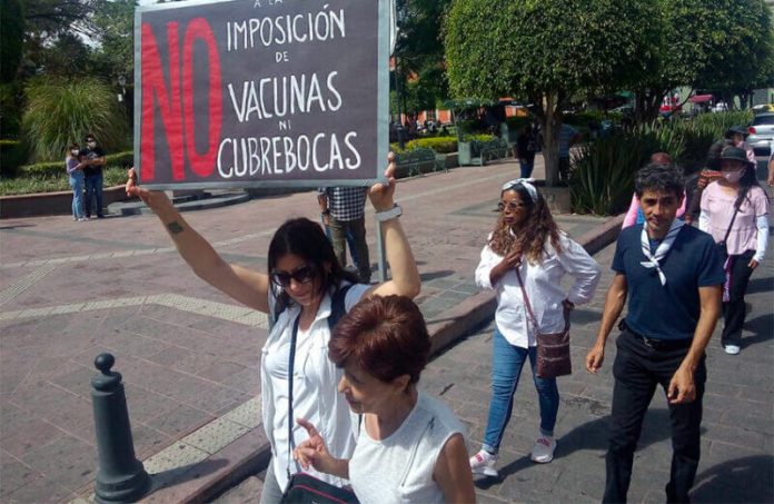An anti-vaccination protest in Querétaro.