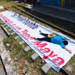 Banners proclaim residents' dismay over routing the train through the center of Campeche.