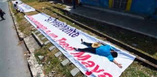 Banners proclaim residents' dismay over routing the train through the center of Campeche.