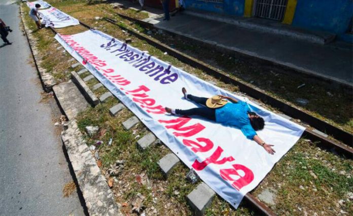 Banners proclaim residents' dismay over routing the train through the center of Campeche.
