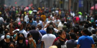 An aglomeration of people on Calle Madero in Mexico City.