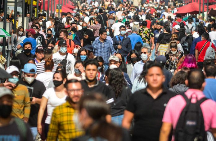 Large crowds continue to form in Mexico City in spite of a growing third wave.