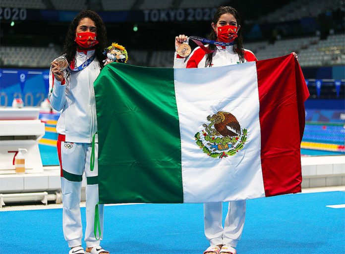 Synchronized diving medal winners Alejandra Orozco and Gaby Agúndez.