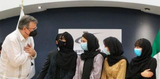 Foreign Minister Ebrard with refugees who arrived Tuesday.