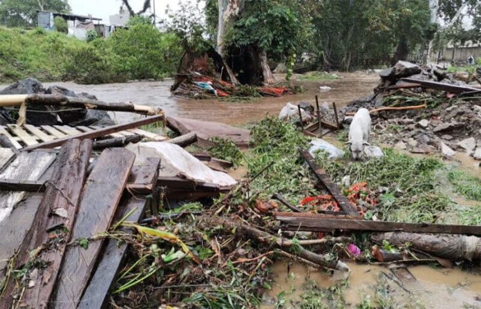 Hurricane Grace damaged hundreds of homes in Xalapa.