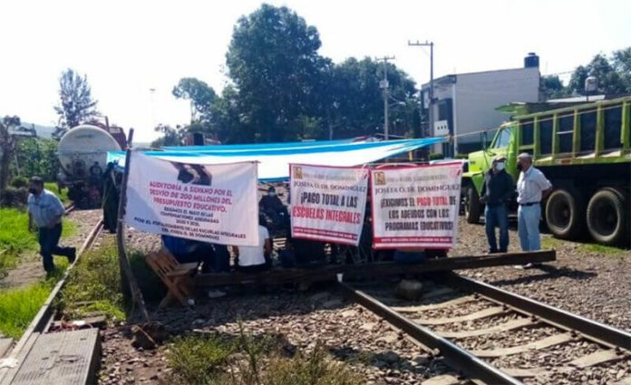 A Michoacán railway blockade is a common sight.