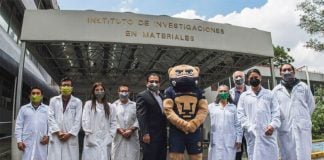 UNAM scientists model the SakCu mask