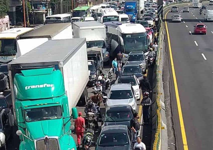 Ecatepec flood victims blockade Mexico-Pachuca Highway