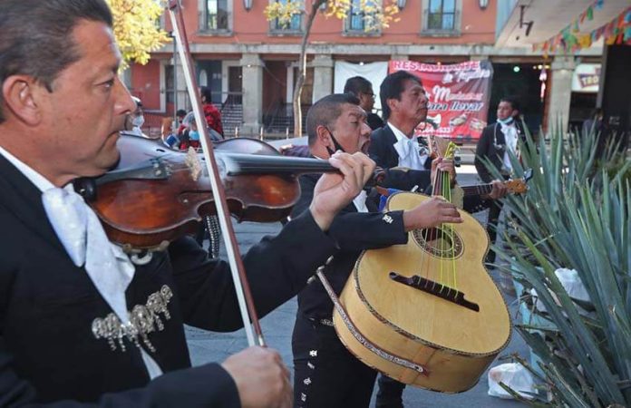 mariachis in Plaza Garibaldi