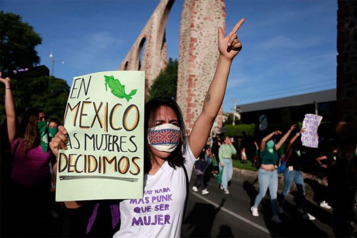 A woman at a protest in favor of legal abortion in Querétaro, in 2020.