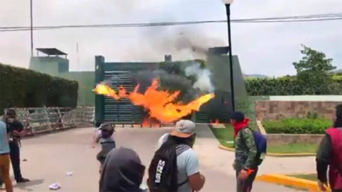 Ayotzinapa protesters attack a military barracks in Iguala, Guerrero, three years ago.