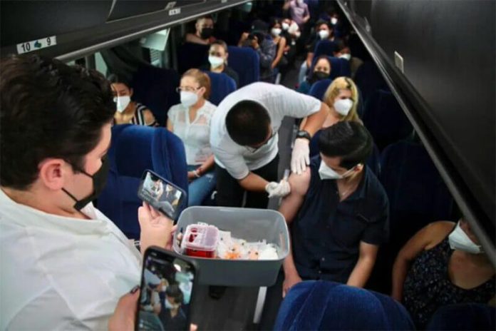 Bus passengers from Nuevo León are vaccinated in Texas.