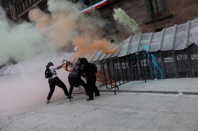 A conflict between protesters and police at the National Palace.