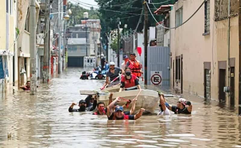 Rescuers at work in a flooded Tula street.