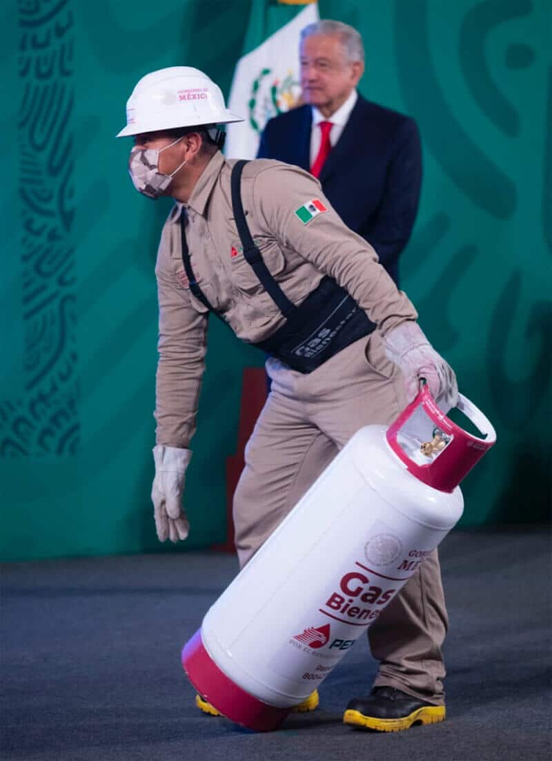 Reporters got a first-hand look at a Gas Bienestar LP gas tank.