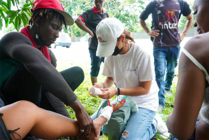 A Doctors Without Borders volunteer treats migrants in Chiapas.