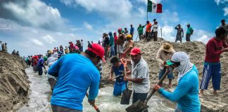 Residents of San Dionisio del Mar relieve flooding