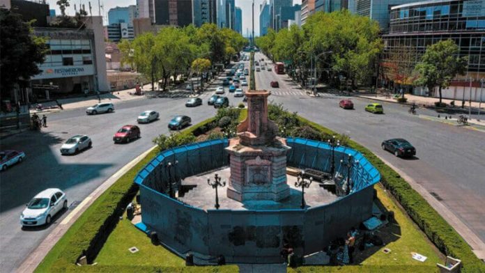 The plinth on Reforma awaits a new statue.