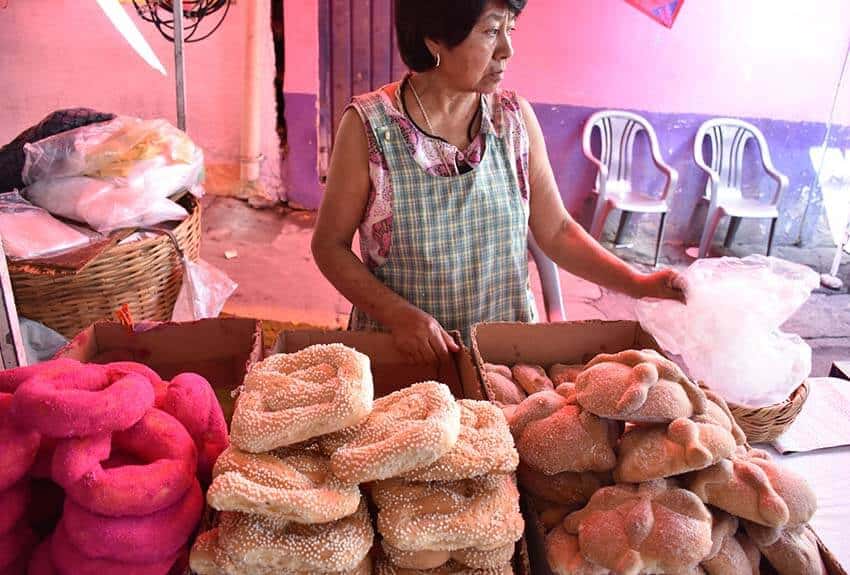 Eva Chapa pan de muerto baker of San Gregorio Atlapulco