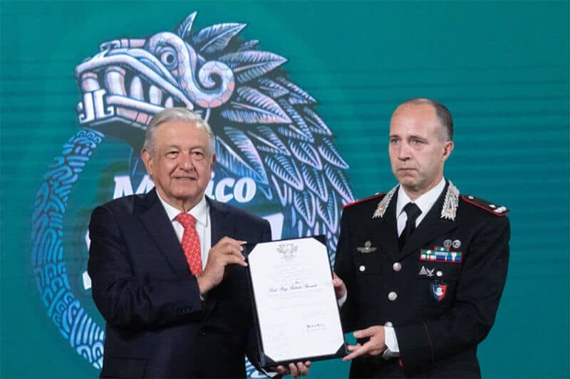 President López Obrador presents Italian policeman Roberto Riccardi with an Aztec Eagle, the highest award possible for a foreigner to receive.