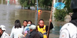 National Guardsmen assist flood victims in San Juan del Río.
