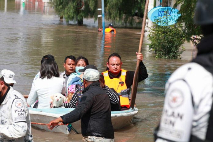 National Guardsmen assist flood victims in San Juan del Río.