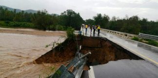 Highway damage at the Juluchuca bridge in Petatlán, Guerrero.