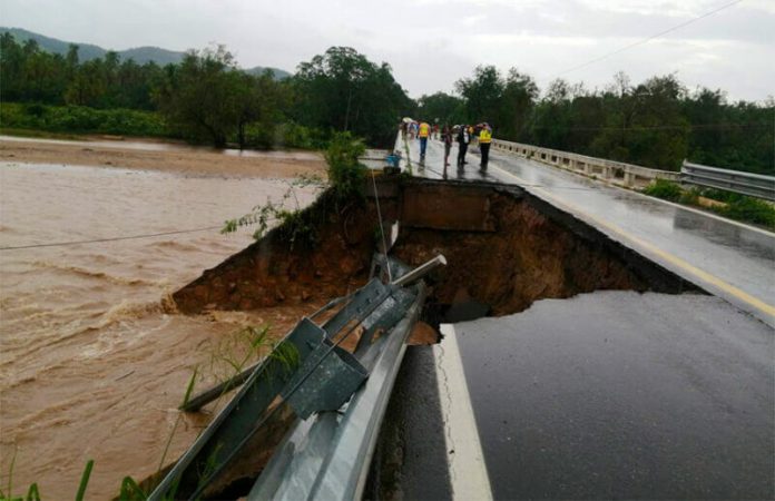 Highway damage at the Juluchuca bridge in Petatlán, Guerrero.