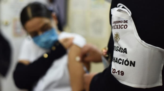 Mexico vaccination brigade member