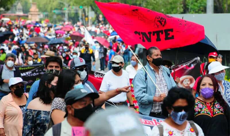 Michoacán teacher protests carry on: no classes, rail blockades continue