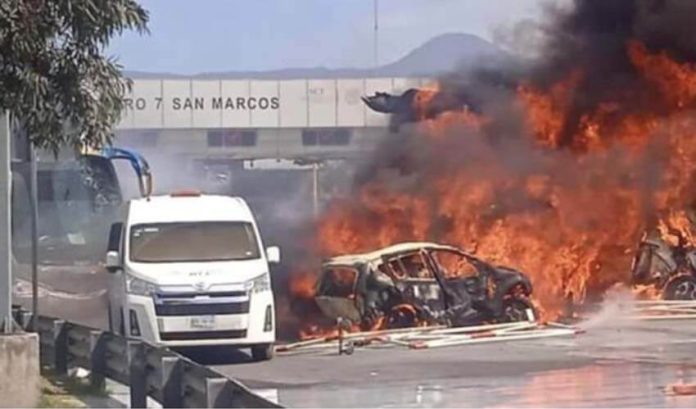 crash at San Marcos Huixtoco tollbooth, Mexico state