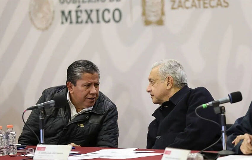 President López Obrador and Governor Monreal confer at Wednesday's meeting.