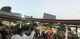 Caravan leader Luis Villagrán rallies the crowd